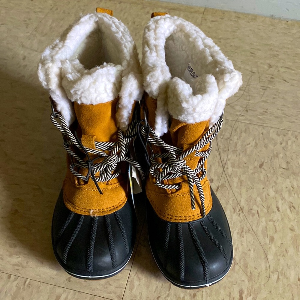 CAT & JACK SIZE 13
2021 BRAND NEW, COGNAC/ACY45 KIT MAN MADE SUEDE FAUX FUR